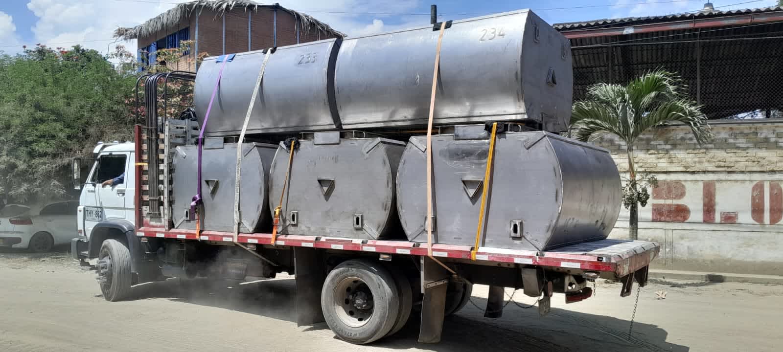 Camión de carga listo para distribución - Imagen 6