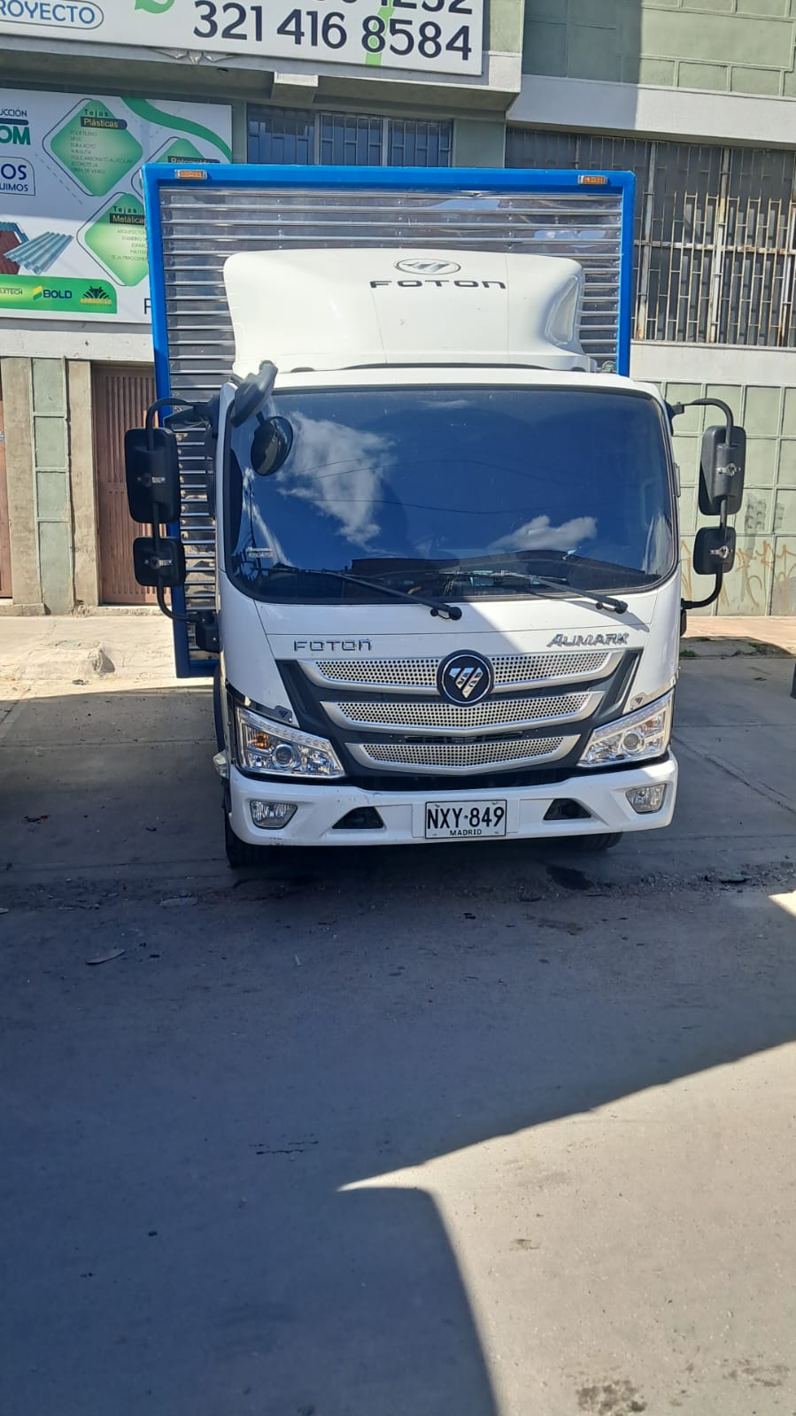 Camiones en centro logístico - Imagen 7